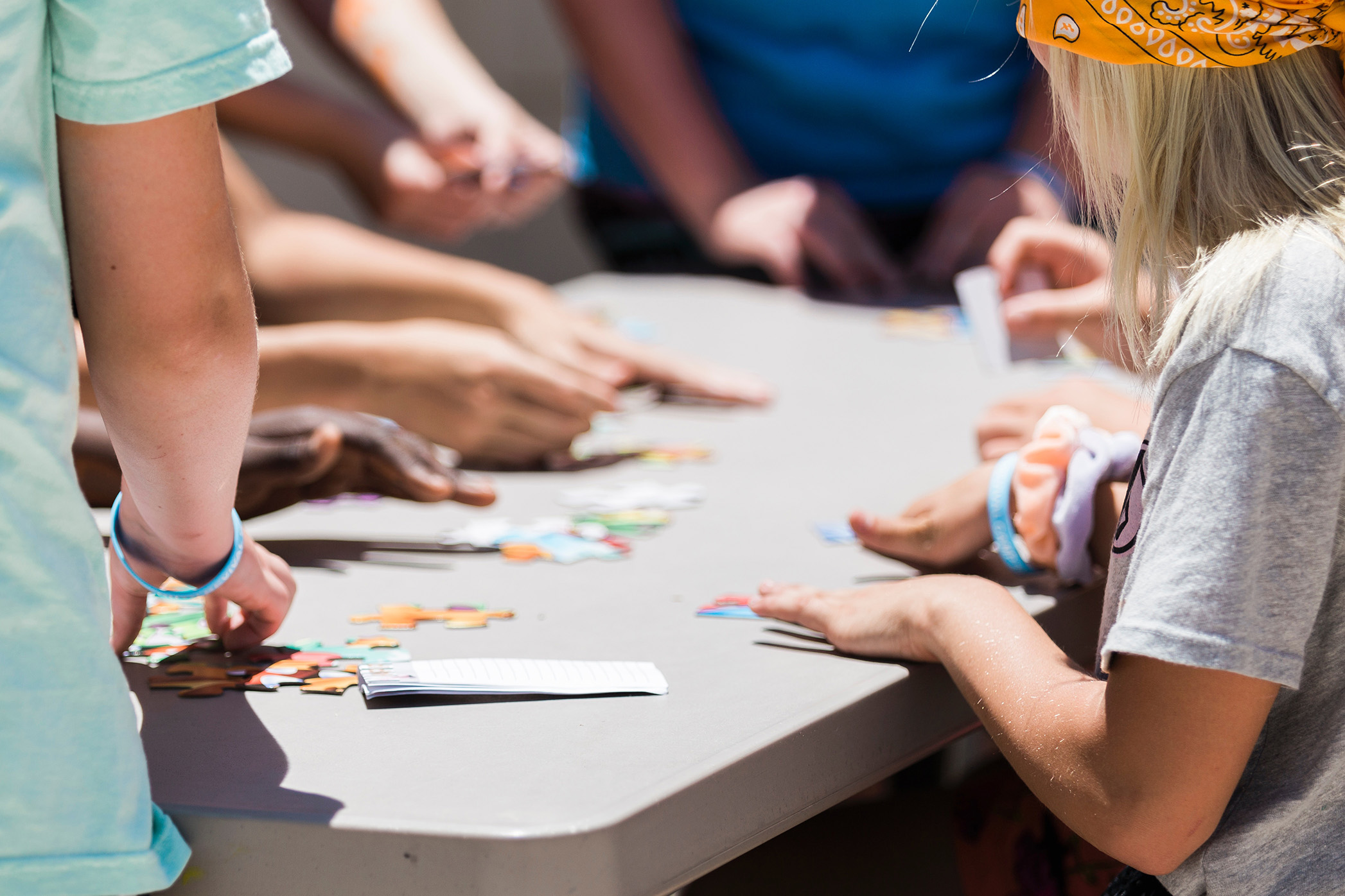 Kids building jigsaw